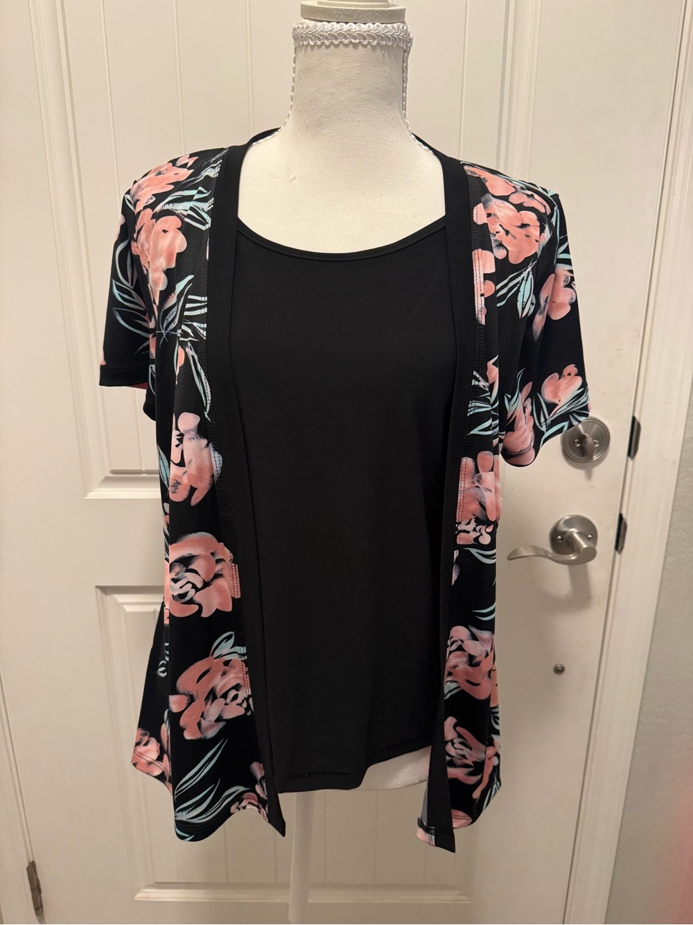 Black Floral Open-Front Women's Blouse - Pink Floral Print